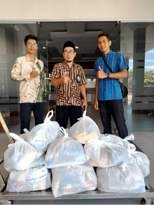 MIN 1 Ketapang Serahkan Paket Bantuan Sembako Kepada Kantor Kementerian Agama Kabupaten Ketapang.