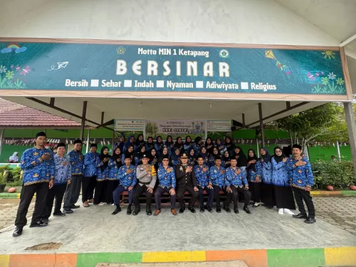 Semangat Pemuda Berkobar di MIN 1 Ketapang, Kapolsek Delta Pawan IPDA Chepry Perahera Jadi Pembina Upacara Hari Sumpah Pemuda 2025