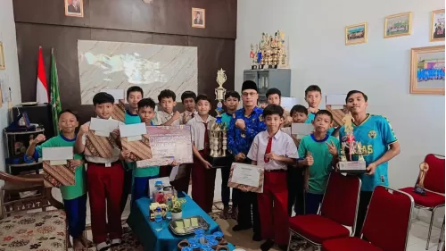 Kepala MIN 1 Ketapang Berikan Arahan dan Penghargaan kepada Tim Sepak Bola Mini Putra yang Raih Dua Prestasi Bergengsi