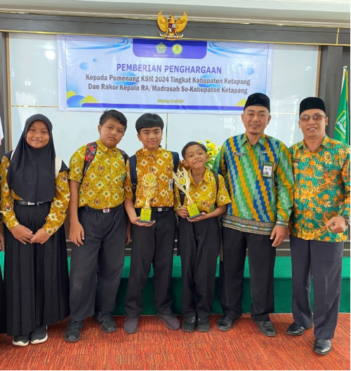 4 orang siswa siswi MIN 1 Ketapang mendapat penghargaan dari Kantor Kementerian Agama Kabupaten Ketapang